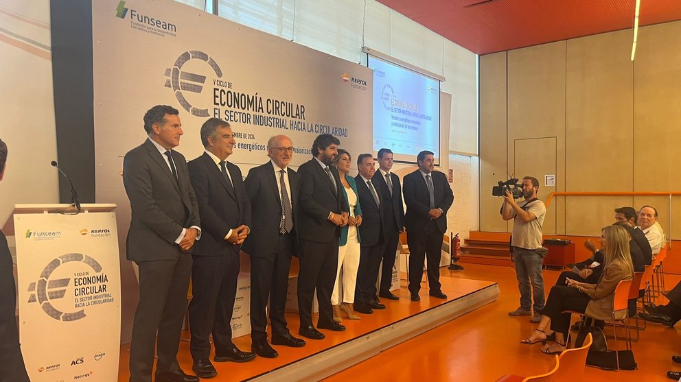 Foto de grupo en el V Ciclo de Economía Circular 'El sector industrial hacia la circularidad' en El Batel de Cartagena.