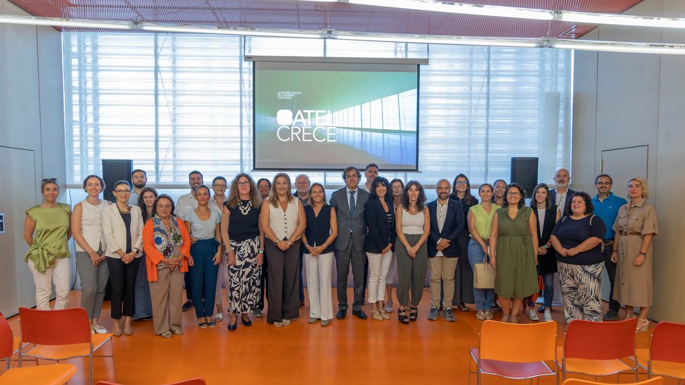 Fotografía de familia durante la presentación del vídeo corporativo.