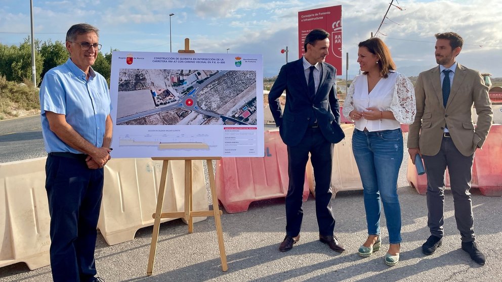 En el centro, el consejero de Fomento e Infraestructuras, Jorge García Montoro, y la alcaldesa de Fortuna, Catalina Herrero, durante la visita a las obras de construcción de una glorieta.