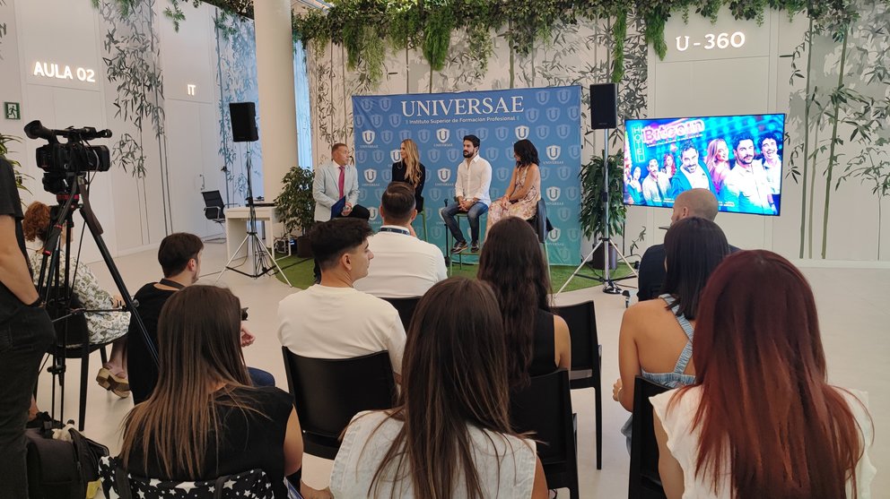 Los actores Alejo Sauras y Vanesa Romero, junto Paloma Tejero, productora de la película 'Hotel Bitcoin' durante su visita a Universae.