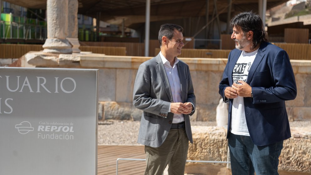 Antonio Mestre, director de Repsol Cartagena, y José Antonio Meca, presidente de Tropas y Legiones, en el Foro Romano.