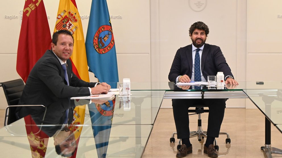 Un momento de la reunión entre el presidente de la Comunidad, Fernando López Miras, y el alcalde de Mula, Juan Jesús Moreno.