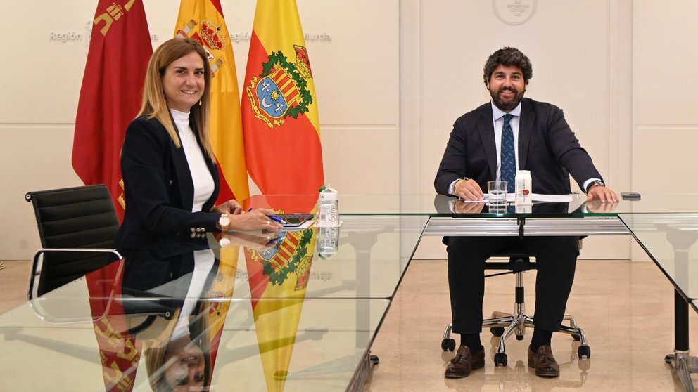 El presidente de la Comunidad, Fernando López Miras, durante su reunión en el Palacio de San Esteban con la alcaldesa de Archena, Patricia Fernández.