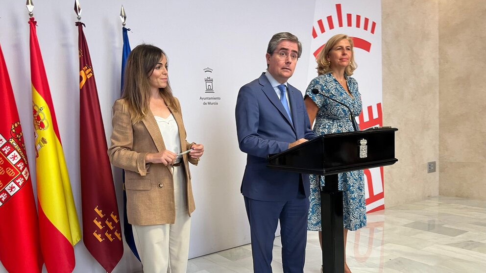 El concejal de Turismo del ayuntamiento de Murcia, Jesús Pacheco, informa del balance turístico de la Feria en la Junta de Gobierno.