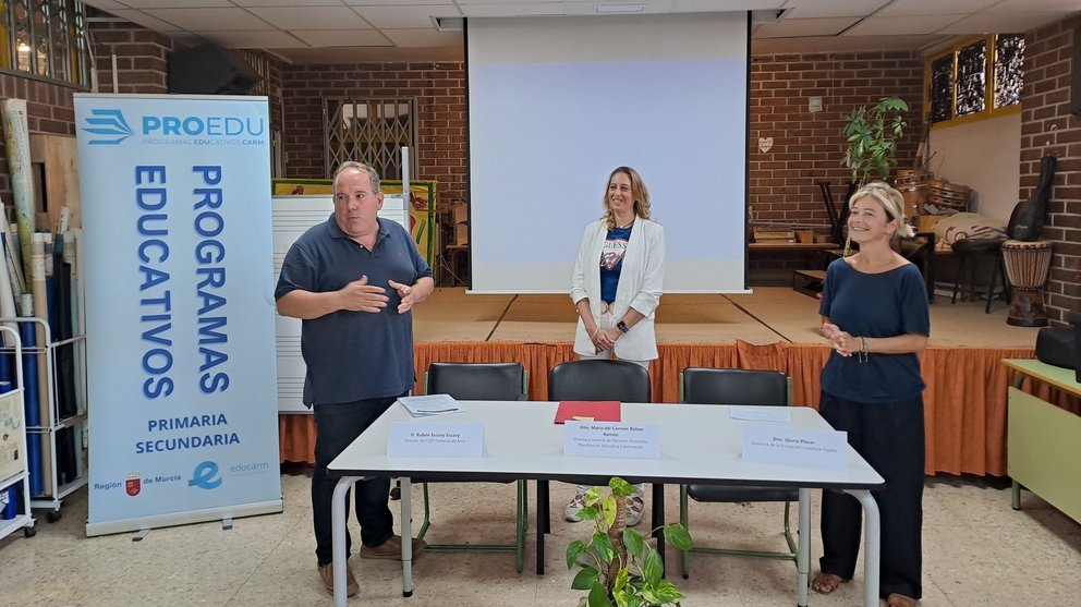 La directora general de Recursos Humanos, Planificación Educativa e Innovación, Carmen Balsas, y la directora de la Fundación Vodafone, Gloria Placer, distribuyeron hoy los kits del programa 'DigiCraft' en el colegio Federico de Arce de Murcia.