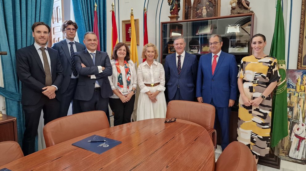 María Dolores García, presidenta de la UCAM, y José Ramón Sánchez Galindo, decano territorial del Colegio de Registradores, tras la firma del acuerdo para seguir promoviendo la docencia y la investigación en Derecho Inmobiliario y Mercantil.