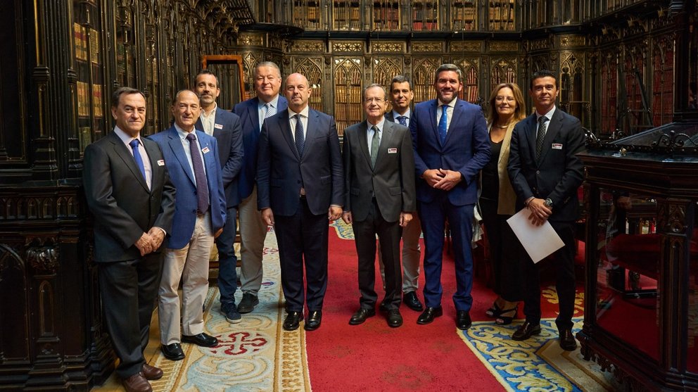 El presidente de Agrupal, José Gómez, visita el Senado en compañía del presidente de la Cámara Alta, Pedro Rollán, y de los representantes de la Región de Murcia del PP.