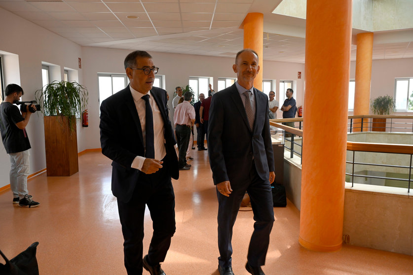 José Luján, rector de la UMU, y Mathieu Kessler, a su llegada a la reunión de equipos de gobierno