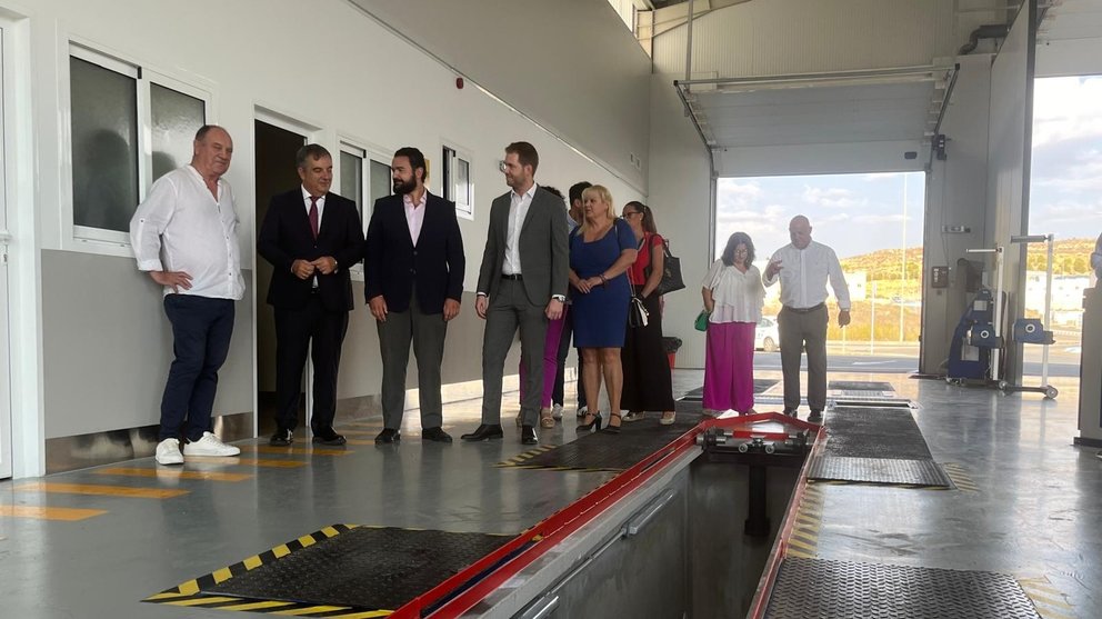 El consejero de Medio Ambiente, Juan María Vázquez, junto al alcalde de La Unión, Joaquín Zapata, en la inauguración de la nueva estación de la ITV.