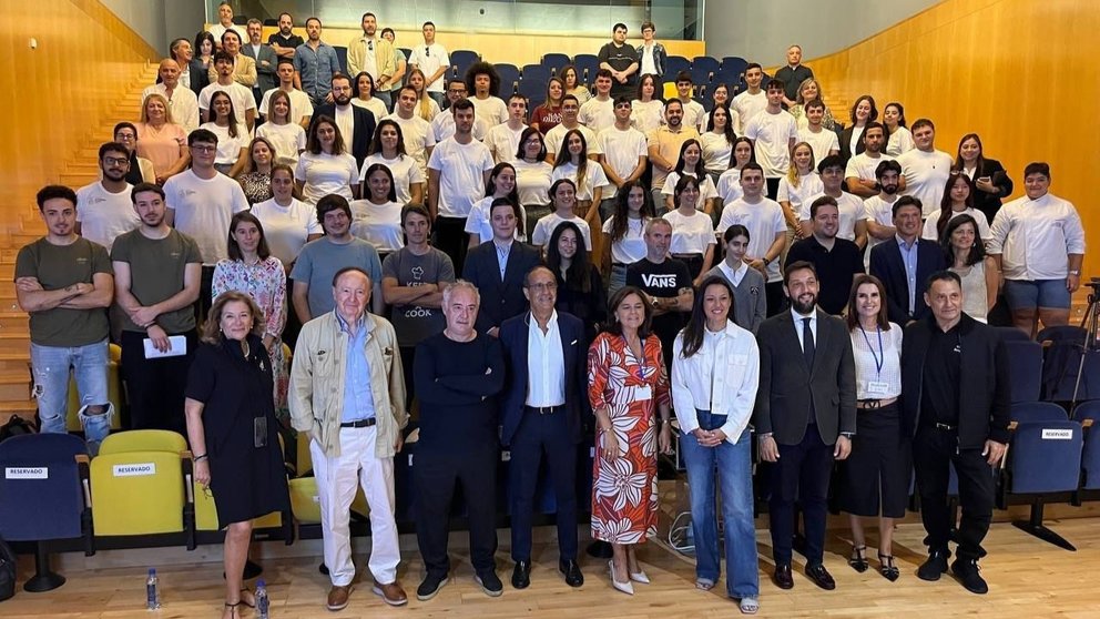 La consejera, Carmen Conesa, con organizadores, responsables de las escuelas de hostelería, mentores y alumnos, en la inauguración del Campus Gastronómico.