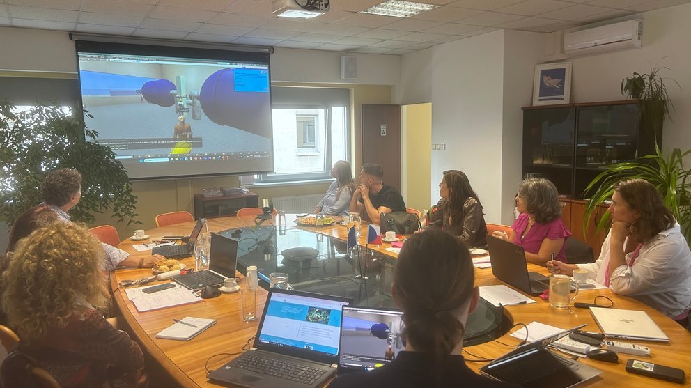 Participantes del proyecto en la reunión de este mes con imágenes de los desafíos virtuales.