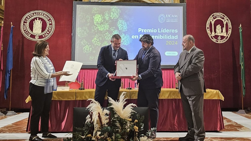 Imagen durante la entrega del reconocimiento.