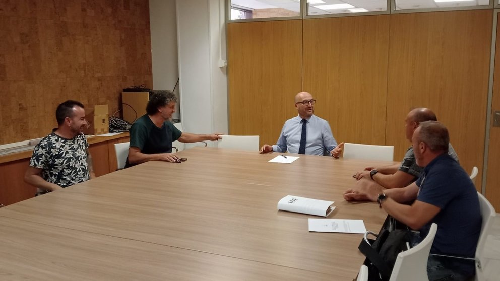 El concejal de Movilidad del consistorio murciano, José Francisco Muñoz, durante la reunión con los conductores de autobús de pedanías.