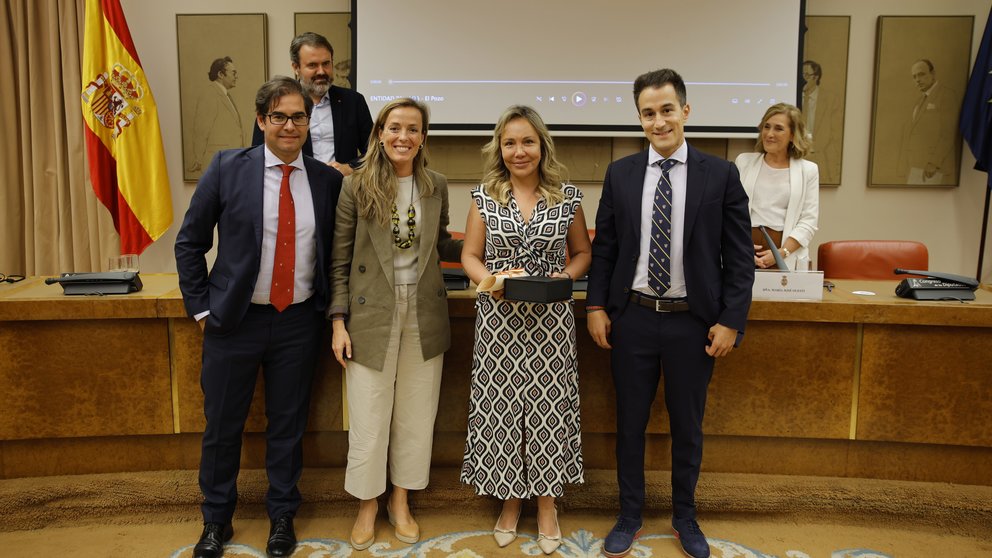 Manuel Olano, marketing manager de El Pozo; Carmen Navarro, secretaria cuarta del Congreso de los Diputados; Mar Fuertes, directora de Relaciones Institucionales de Grupo Fuertes; y Juan Carlos Cruz, Brand Manager de Extratiernos tras la entrega del galardón.