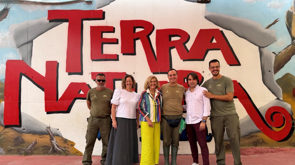 Imagen de familia durante la firma del contrato.