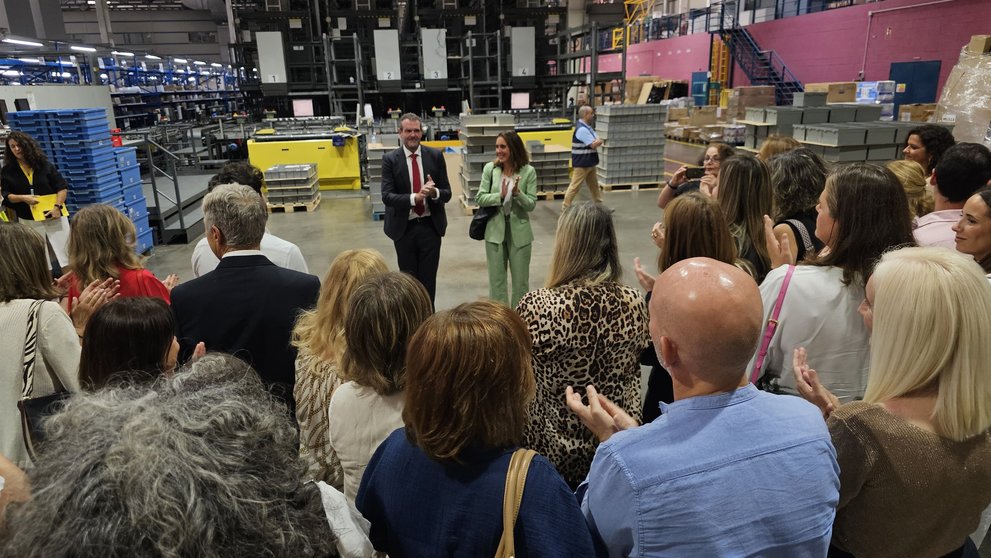 Imagen durante la visita de la presidenta del Colegio General de Farmacéuticos de Murcia, Paula Payá, a las instalaciones centrales de Hefame en Santomera.