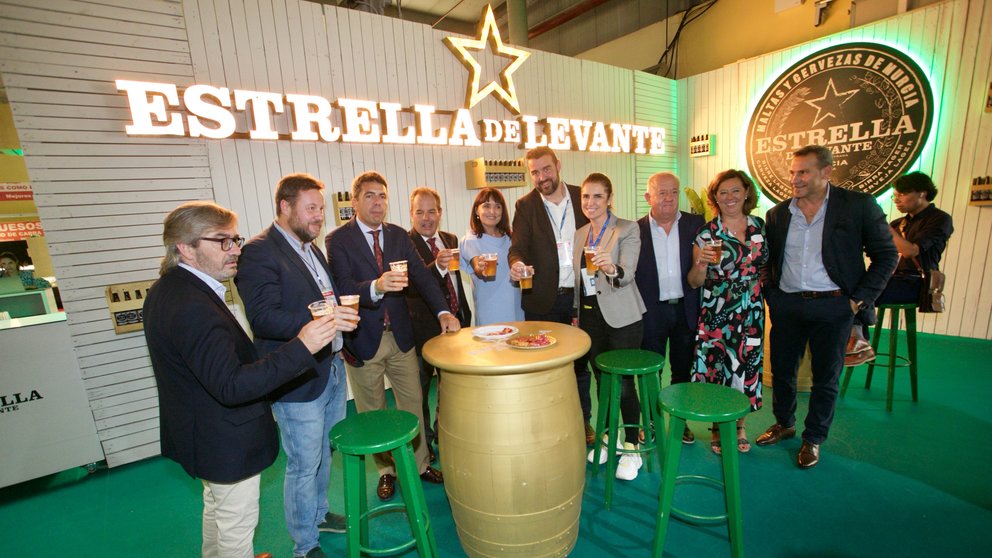 Imagen de familia en uno de los stand de Estrella de Levante.