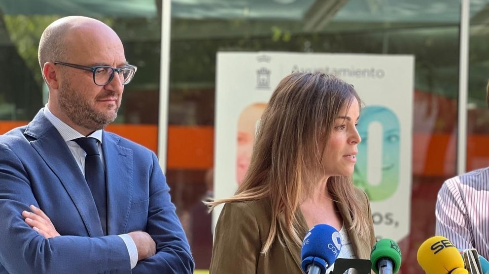 La concejal de Fomento y Patrimonio del consistorio murciano, Rebeca Pérez, y el concejal de Movilidad, José Francisco Muñoz, en la rueda de prensa para anunciar la próxima apertura del aparcamiento de Abenarabi.