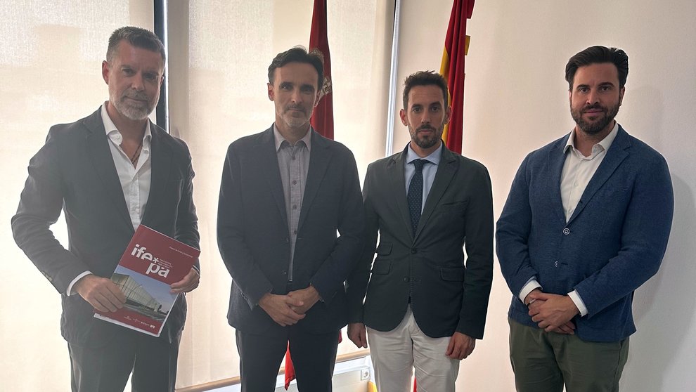 El consejero de Fomento e Infraestructuras, Jorge García Montoro, y el director de Ifepa, Antonio Miras, reunidos para abordar la celebración de la próxima Feria de la Construcción, Sostenibilidad y Rehabilitación-FECONS.