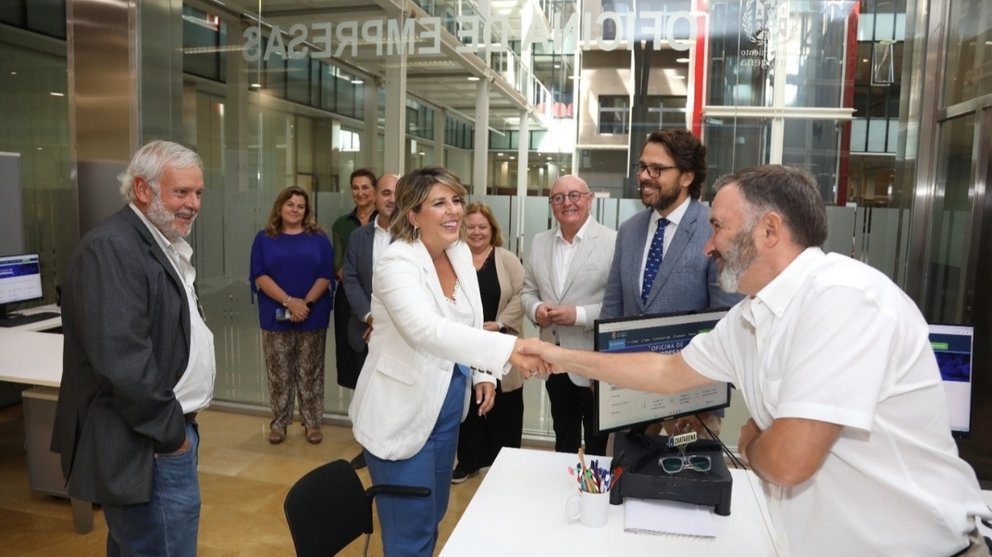 La alcaldesa de Cartagena, Noelia Arroyo, visita la nueva Oficina de Empresas.