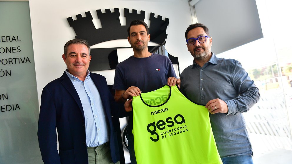 Imagen durante la renovación del acuerdo con la presencia del presidente de Gesa, Mariano Albaladejo,mel presidente del club, Paco Belmonte, y el jugador del FC Cartagena, Andy Rodríguez.