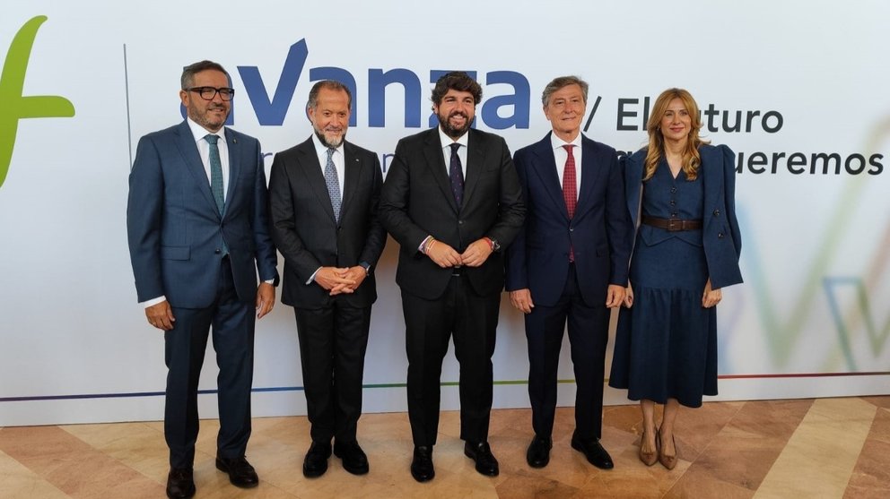 El presidente de CROEM, Miguel López Abad; el presidente de Abanca, Juan Carlos Escotet; el presidente de la Comunidad, Fernando López Miras; el presidente de Amefmur, José María Tortosa, y la consejera de Empresa, Marisa López Aragón; en el Foro Avanza.