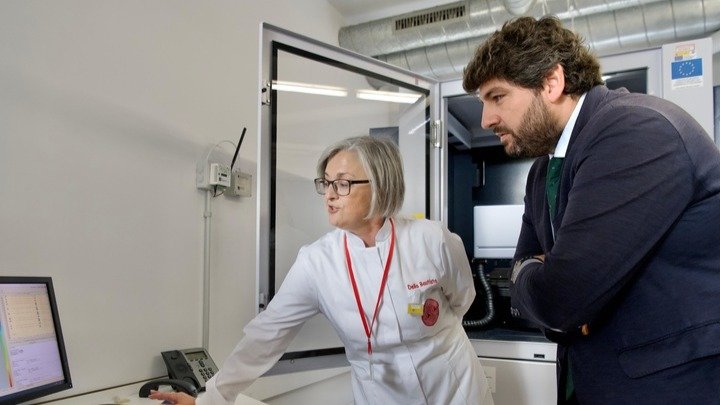 Imagen de archivo de López Miras en una visita el Área Científica y Técnica de Investigación de la Universidad de Murcia.