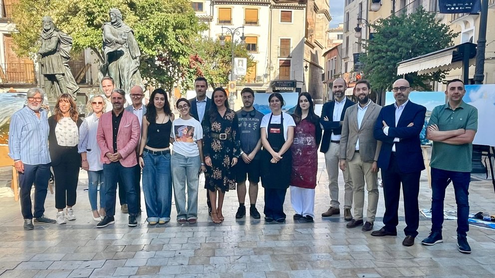 La consejera Carmen Conesa y el alcalde de Caravaca de la Cruz, José Francisco García, con asistentes al acto de presentación del Día Mundial del Turismo.