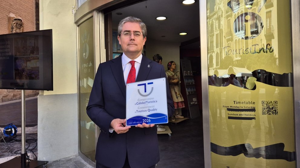 El concejal de Turismo del consistorio murciano, Jesús Pacheco, en la Oficina de Turismo de Belluga.