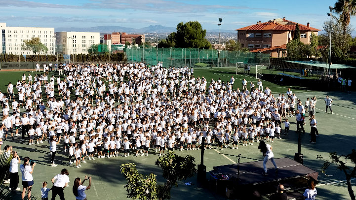 1.500 alumnos de Murcia y la Vega Baja de Alicante estrechan lazos con 16 países en el Día Mundial del Bienestar