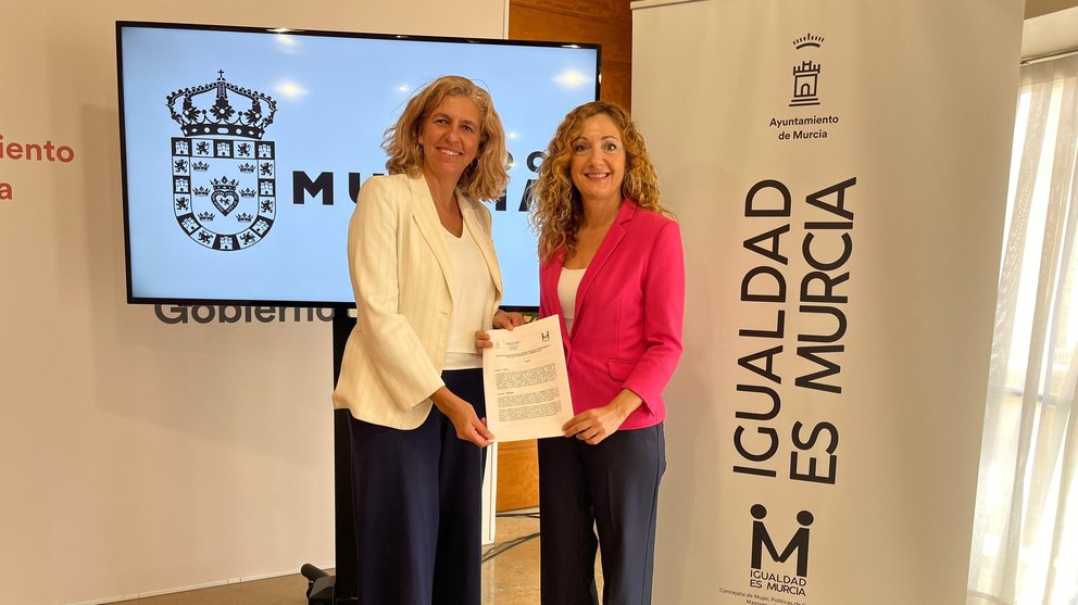 Imagen durante la presentación del reconocimiento por parte de la concejal de Empleo, Mercedes Bernabé, y la concejal de Mujer, Ascensión Carreño.