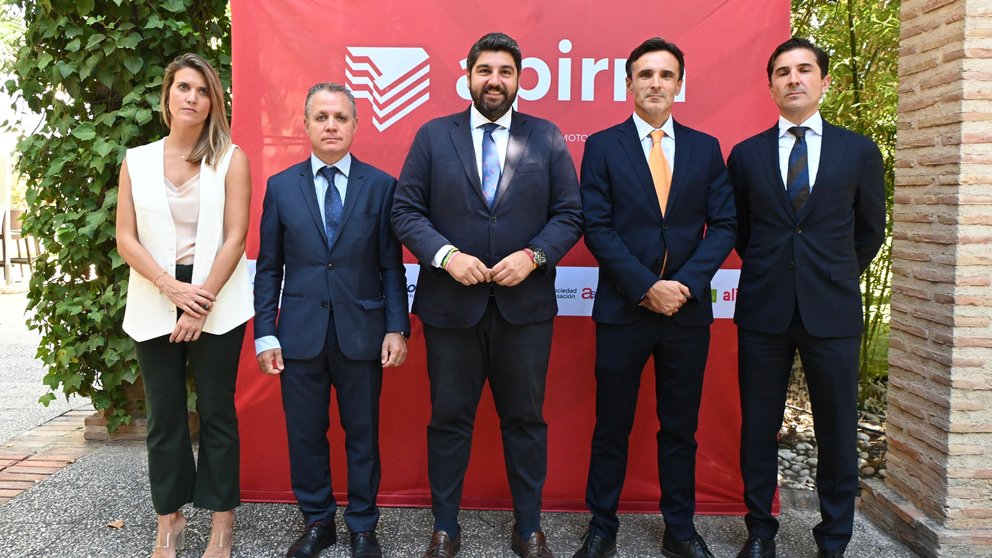 En el centro, el presidente de la Comunidad, Fernando López Miras, junto al presidente de la Asociación de Promotores Inmobiliarios de la Región (Apirm), José Ramón Blázquez, a su izquierda.