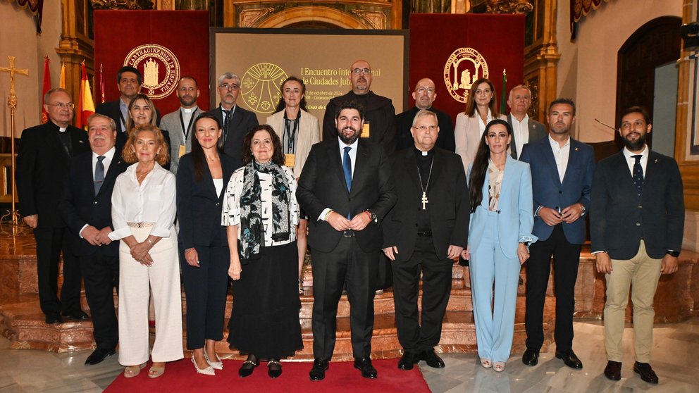 Imagen de grupo durante la inauguración del primer Encuentro Internacional de Ciudades Jubilares.