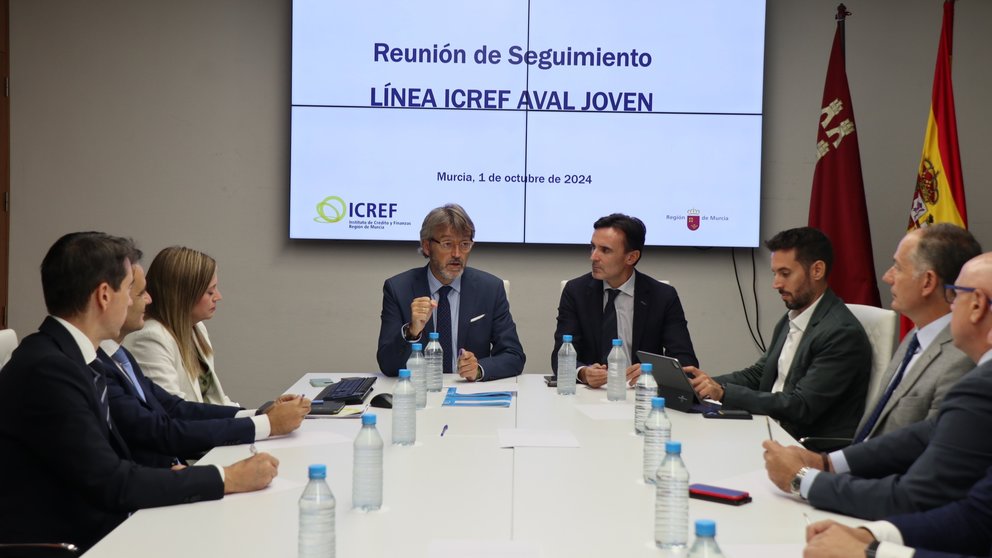 Los consejeros de Hacienda y de Fomento durante la reunion con los representantes de siete entidades financieras para realizar un seguimiento de la Línea Icref Aval Joven.