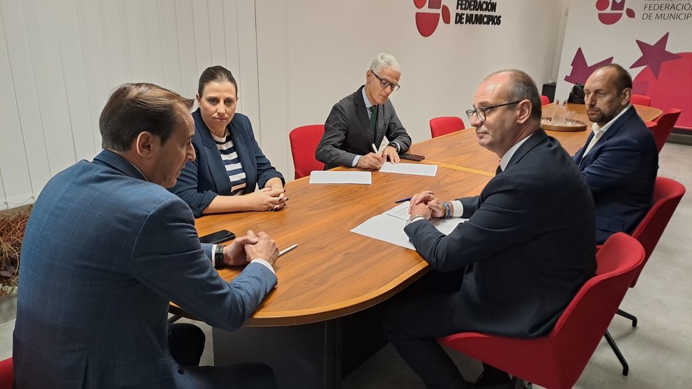 El consejero Víctor Marín durante la reunión con el presidente de la Federación de Municipios de la Región de Murcia, Víctor Manuel López, para presentar el programa CODI.