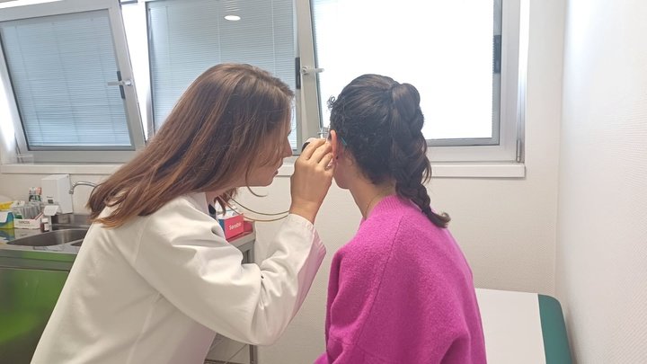 Una doctora tratando a un paciente.