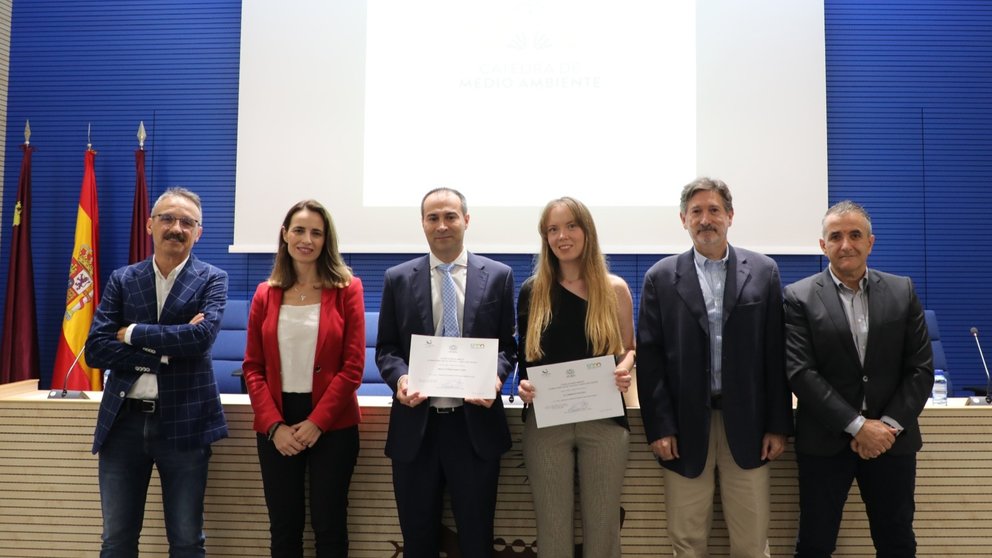 Imagen de grupo con los premiados.