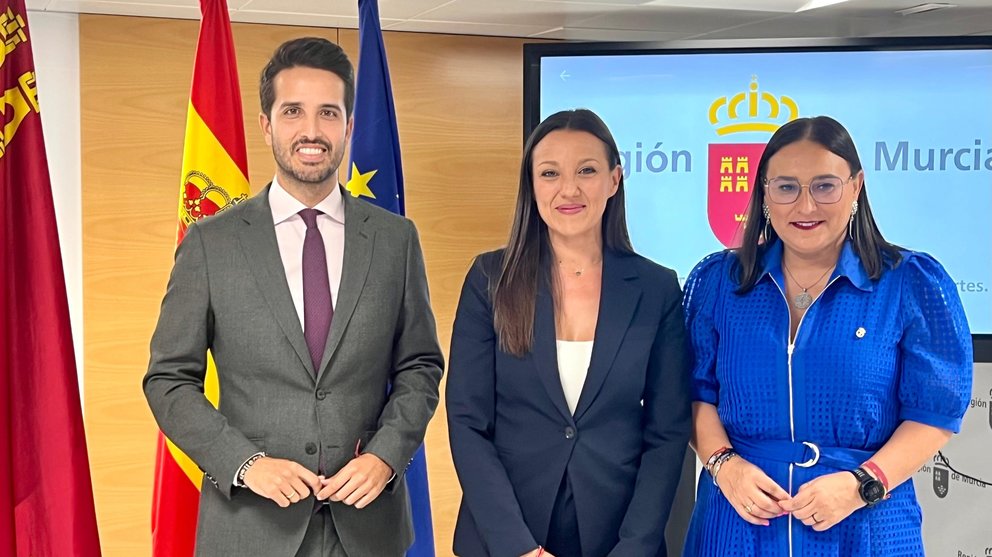 Patricio Sánchez, nuevo director general de Patrimonio Cultural; la consejera de Turismo, Carmen Conesa; y Eva Reverte, nueva directora general de Competitividad y Calidad Turísticas.