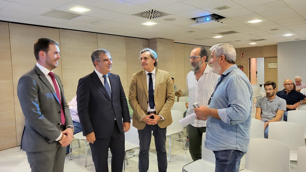 El consejero de Medio Ambiente, Juan María Vázquez,  con el presidente de ANPIER, Miguel Ángel Martínez-Aroca, tras la celebración de la VI edición de la jornada ‘Camino del Sol’, organizada por la Asociación Nacional de Productores de Energía.