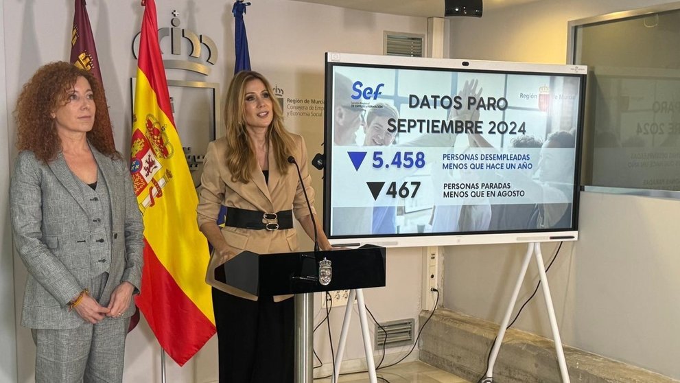 La consejera de Empleo, Marisa López Aragón, junto con la directora del SEF, Pilar Valero, ofrece los datos de paro del mes de septiembre.