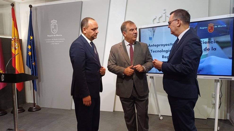 El consejero de Investigación, Juan María Vázquez, con el director general de Universidades e Investigación, Antonio Caballero, y el director de la Fundación Séneca, Antonio González, durante la presentación del inicio del periodo de consulta previa del Anteproyecto de Ley de Ciencia, Tecnología e Innovación de la Región de Murcia.