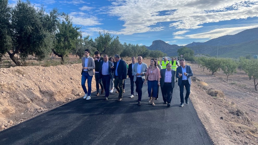 El director general de Carreteras, Francisco Carrillo, acompañado por los representantes de los ayuntamientos de Mula, Pliego, Aledo y Lorca durante la visita a las obras de mejora de la RM-C5.