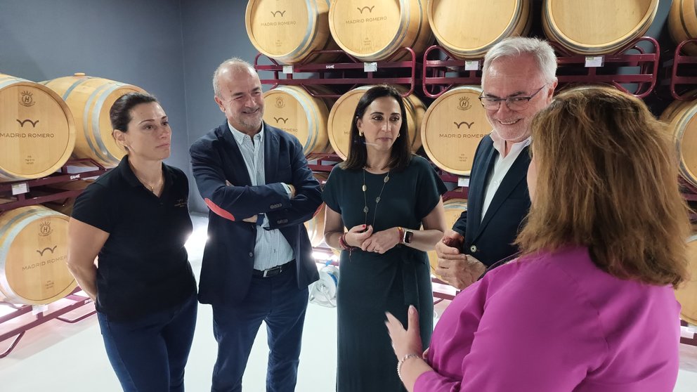 La consejera de Agricultura, Sara Rubira, en la Bodega Madrid Romero.