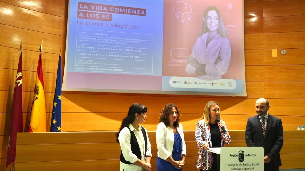 La consejera de Política Social, Familias e Igualdad, Conchita Ruiz, durante la presentación del programa 'Impulso Mujer + 50'.