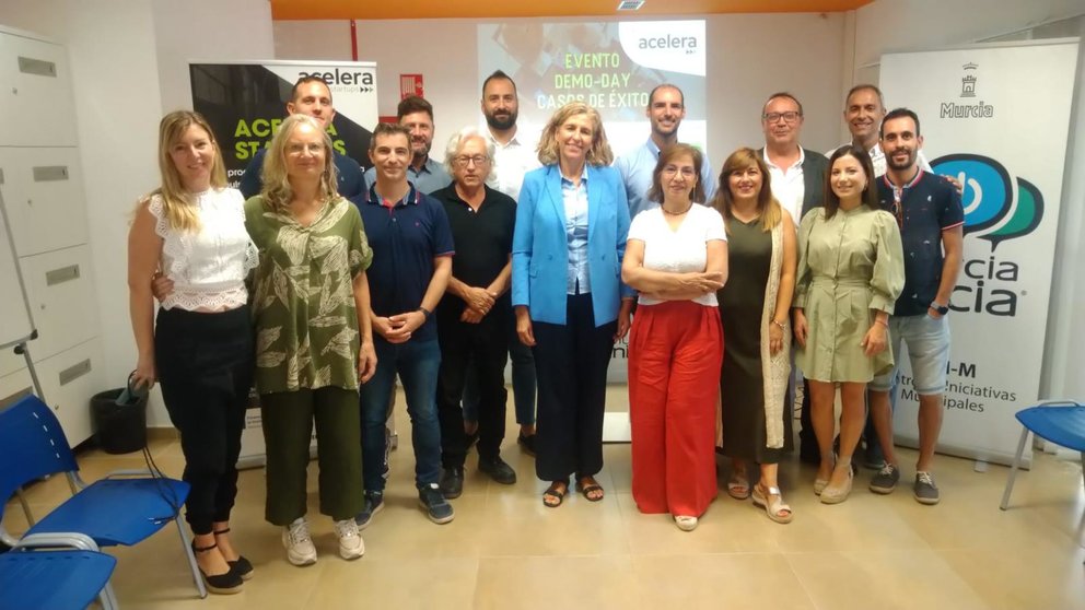 La concejal Mercedes Bernabé junto a los emprendedores murcianos participantes en el programa Acelera Startups.