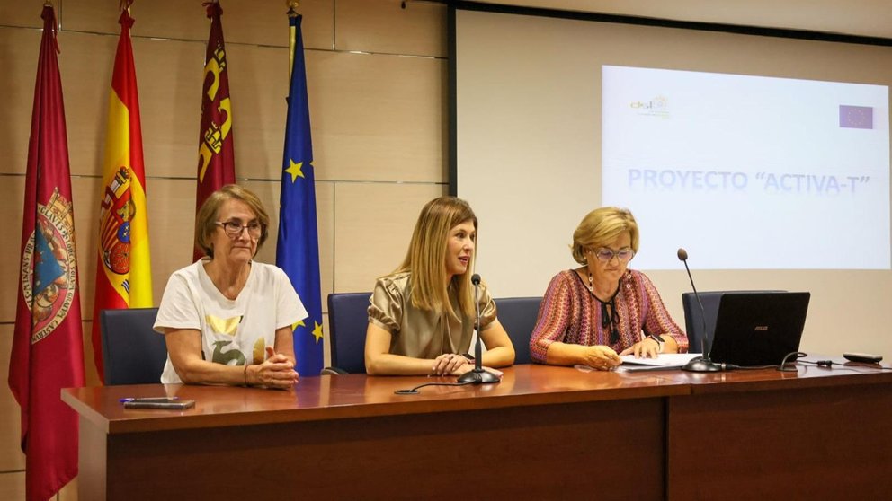 La edil de Desarrollo Local y Empleo del ayuntamiento de Lorca, Rosa María Medina, durante el acto de entrega de los diploma acreditativos del programa 'Activa-T'.