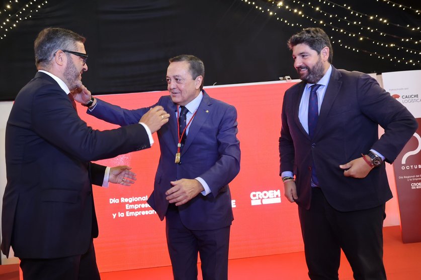 Albarracín, en el centro, saluda al presidente de CROEM, López Abad, junto al presidente de la Comunidad, López Miras.