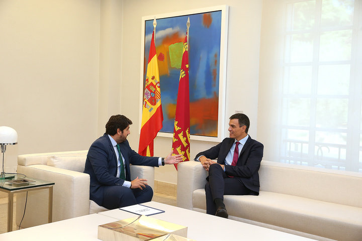 El presidente de la Región de Murcia, Fernando López Miras, se ha reunido en el Palacio de la Moncloa con el presidente del Gobierno de España, Pedro Sánchez.