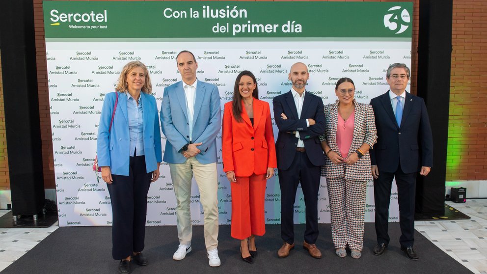 El acto inaugural contó con la presencia de autoridades destacadas como como la consejera de Turismo, Carmen Conesa; Eva Reverte, directora general de Competitividad y Calidad Turística; Jesús Pacheco, concejal delegado de Turismo; Mercedes Bernabé, concejala delegada de Gobierno Abierto; y Felipe Saldaña, director del Sercotel Amistad Murcia.