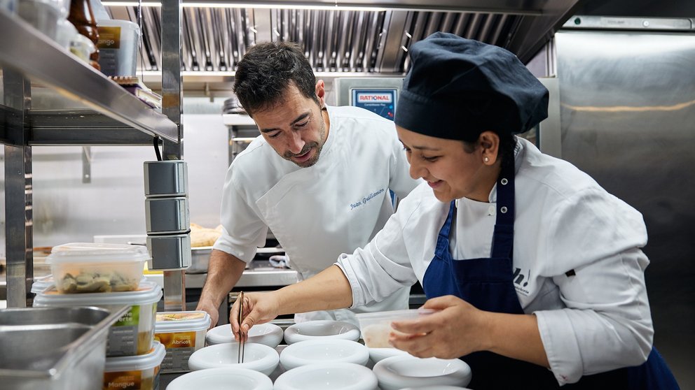 Una de las protagonistas del documental 'Un lugar llamado volver' de Crysalia, en el restaurante Almo.